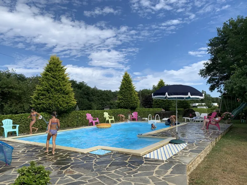 Vue extérieure de la propriété des Gîtes du Quié avec terrasse et jardin arboré