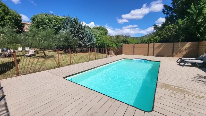 Espace piscine collective et terrain de loisirs Gite de groupe Le Mas de Roux gard Cevennes