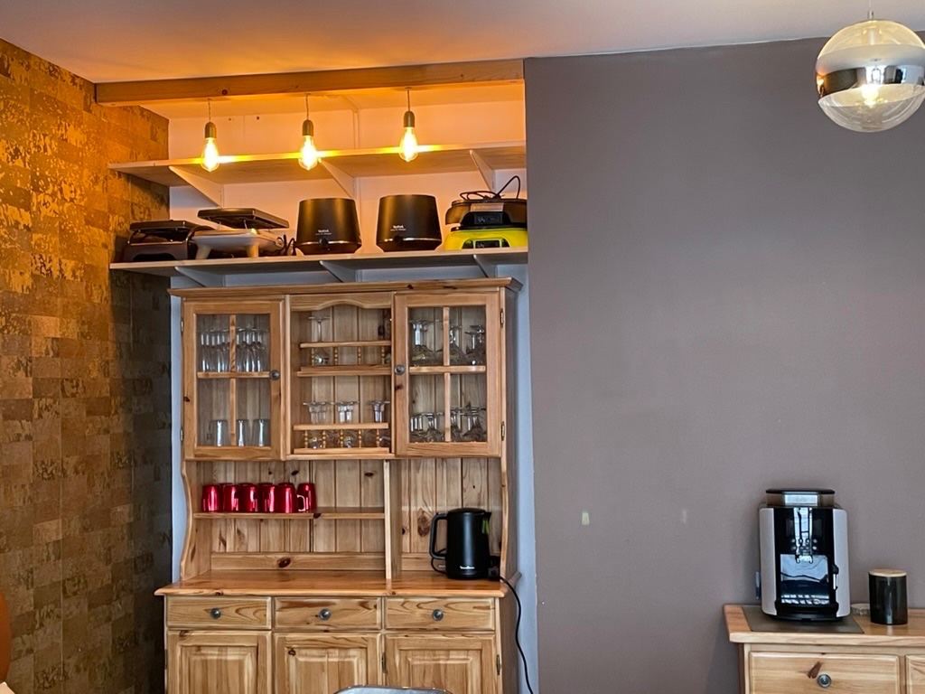 Appareils à fondue, raclette, machine à café, toute la vaisselle pour préparer de beaux séjours