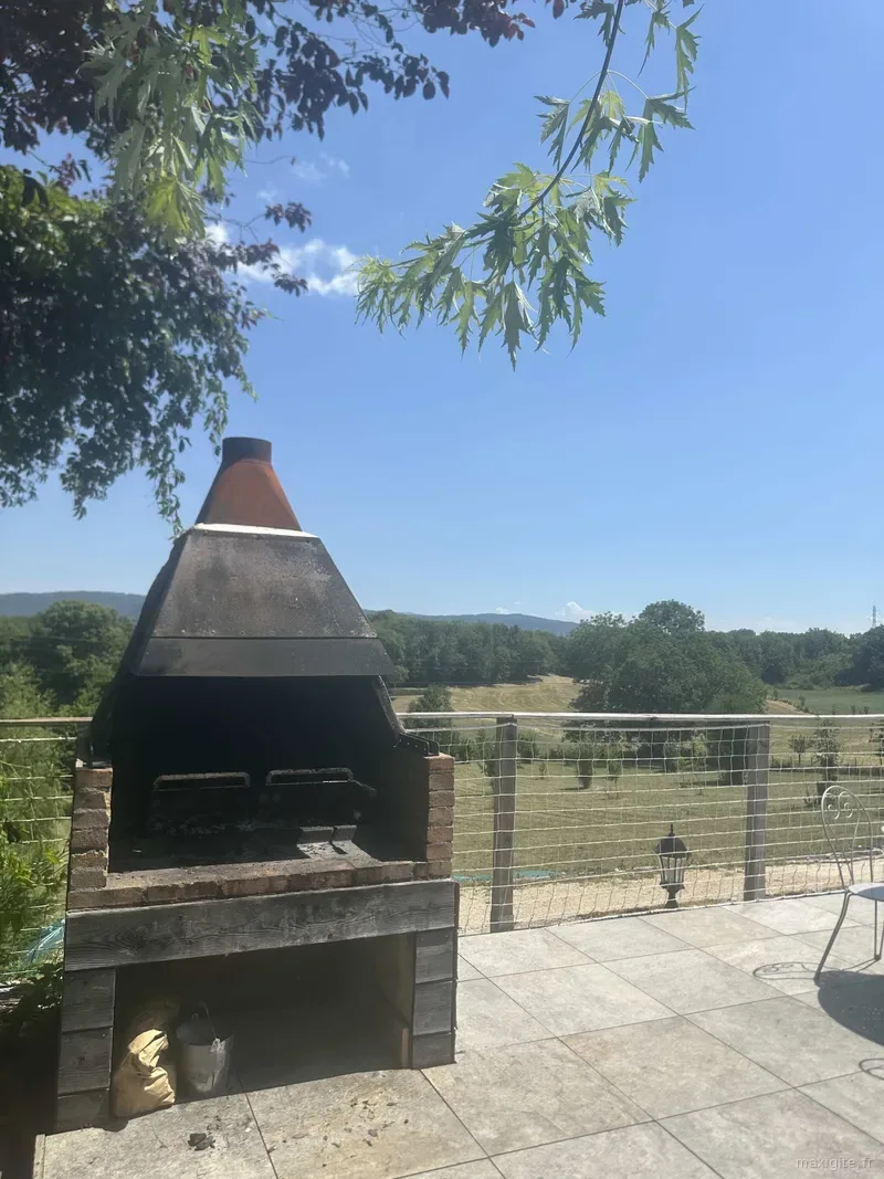 Barbecue extérieur xxl et terrain de pétanque