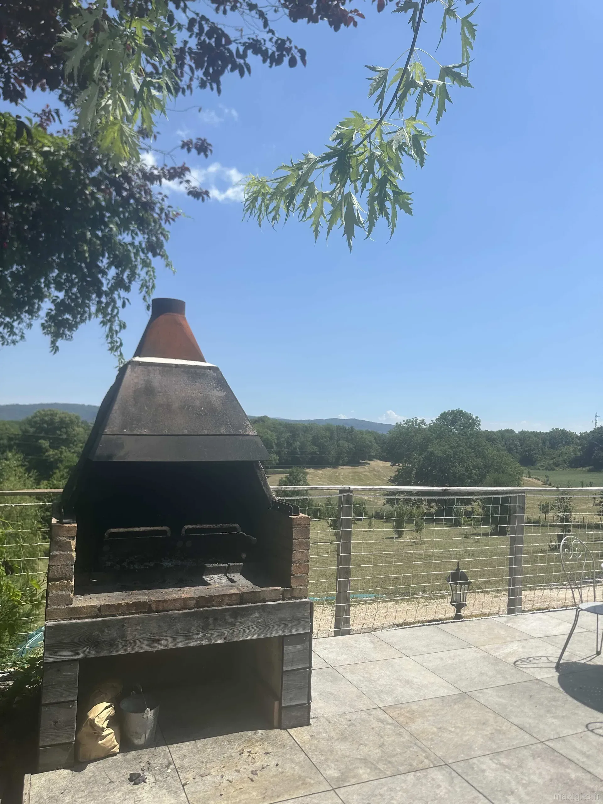 Barbecue extérieur xxl et terrain de pétanque