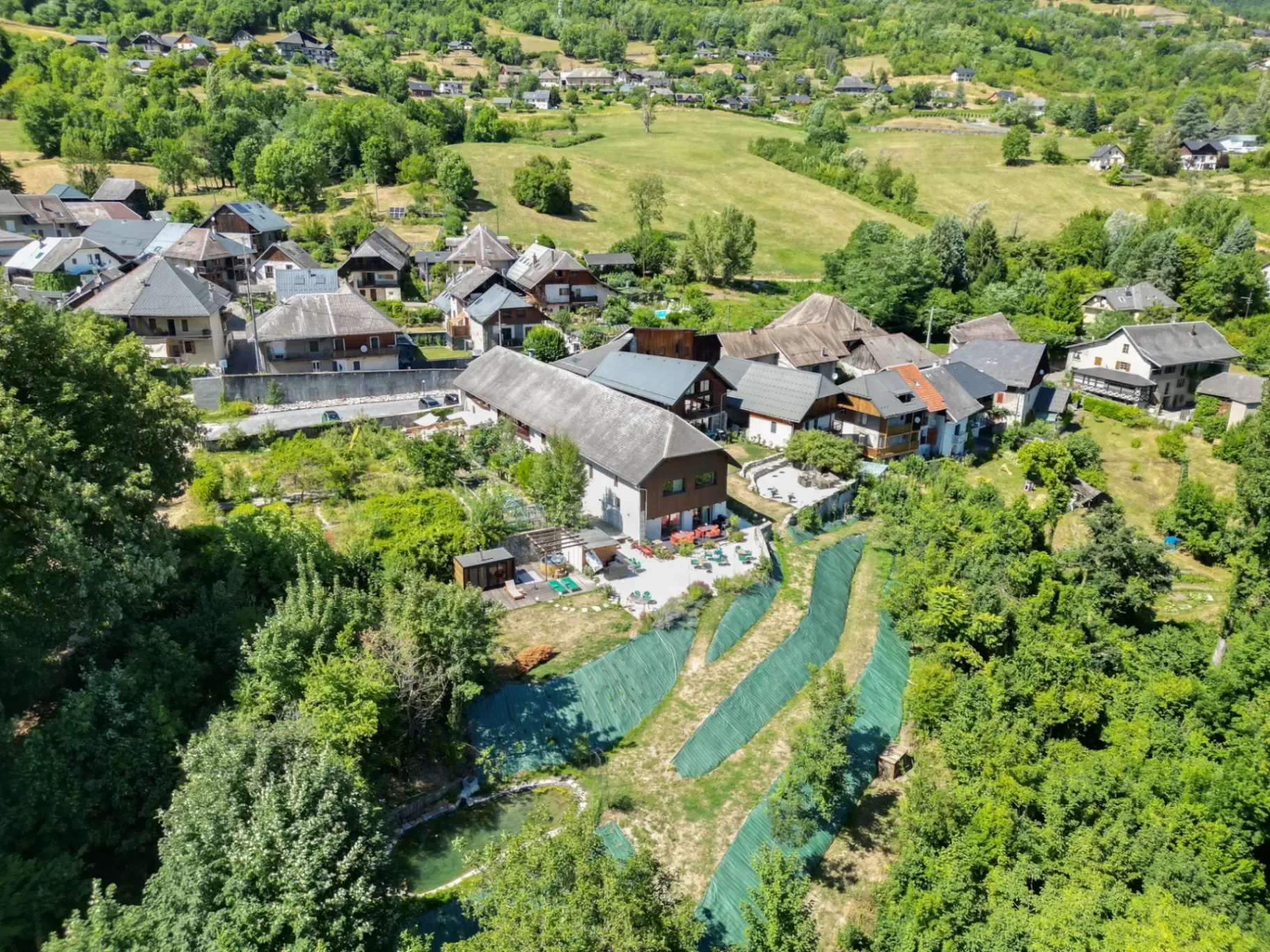 Gîte de groupe Domaine du Gîte des 5 Éléments à Saint-Pierre-d'Albigny — Domaine du Gîte des 5 Éléments – Vu du ciel, capacité 50 personnes