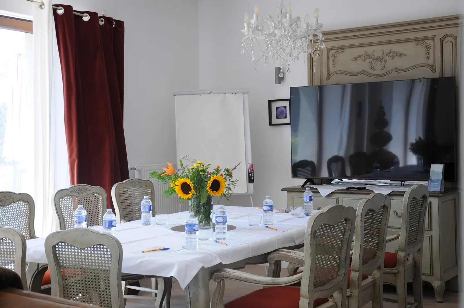 Domaine du Gîte des 5 Éléments – Salon du Gîte du Feu