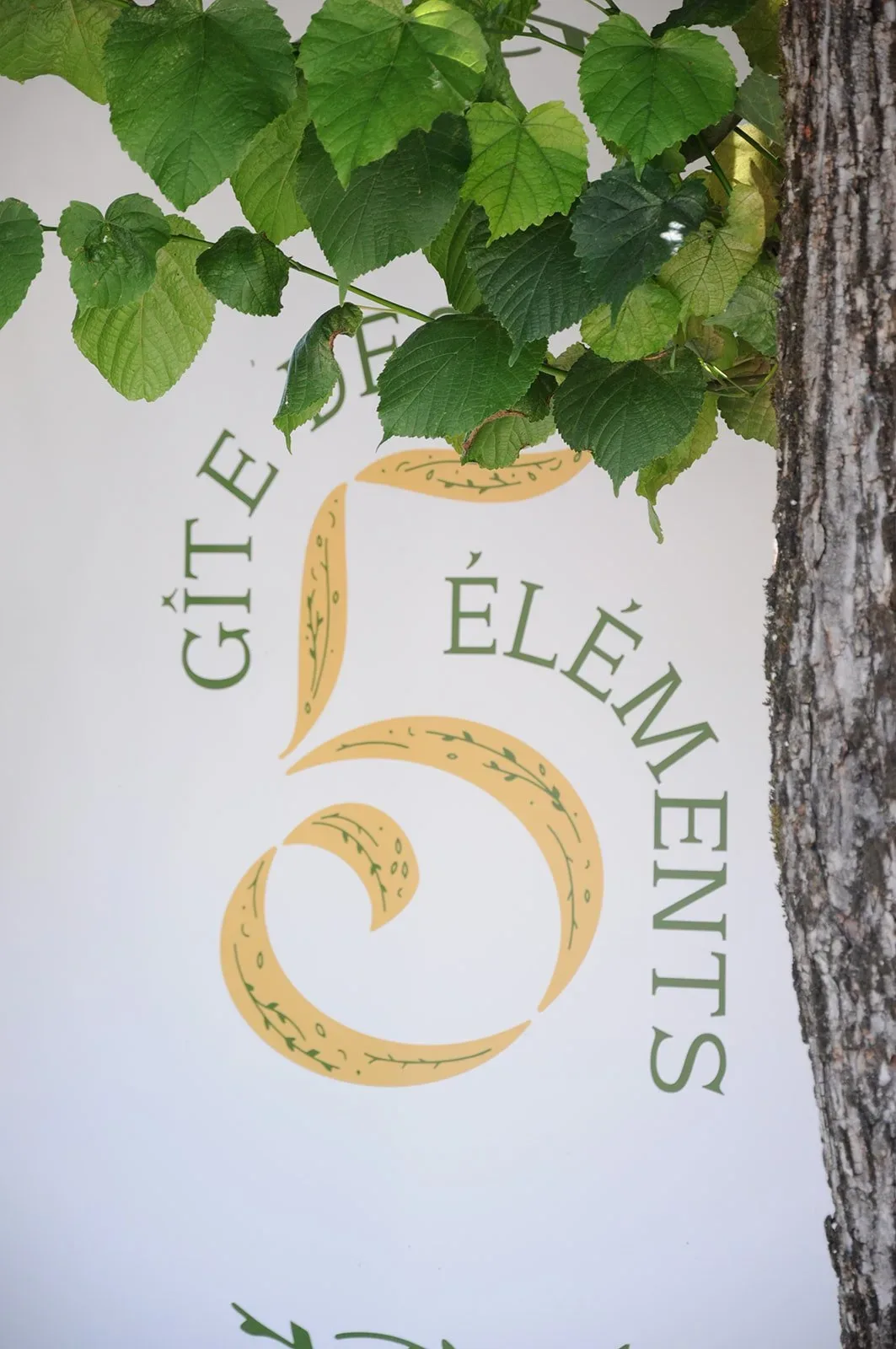Domaine du Gîte des 5 Éléments – Logo à l'entrée