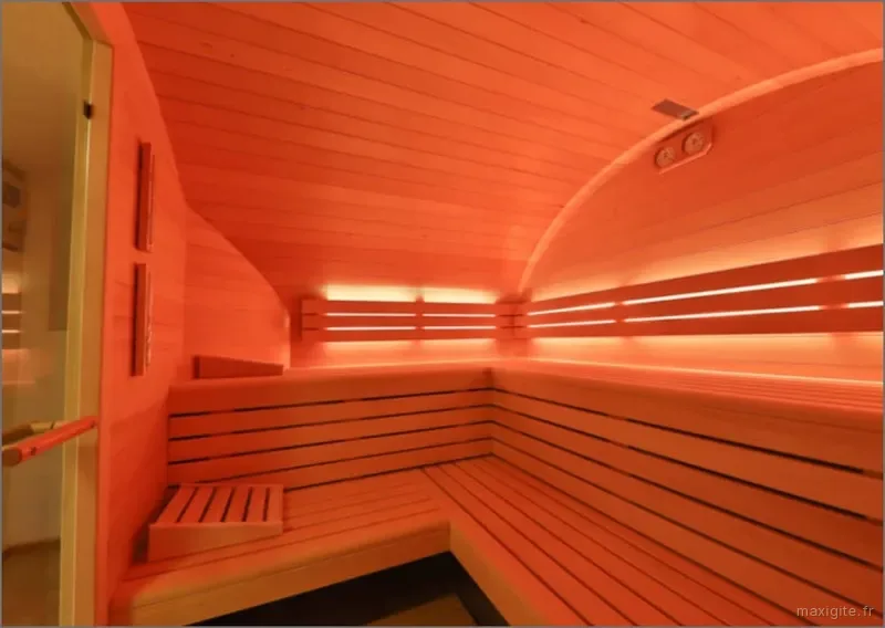 Le sauna led dans la cave qui reprend la voute de la cave--de La Villa des 3 Sommets à Sondernach